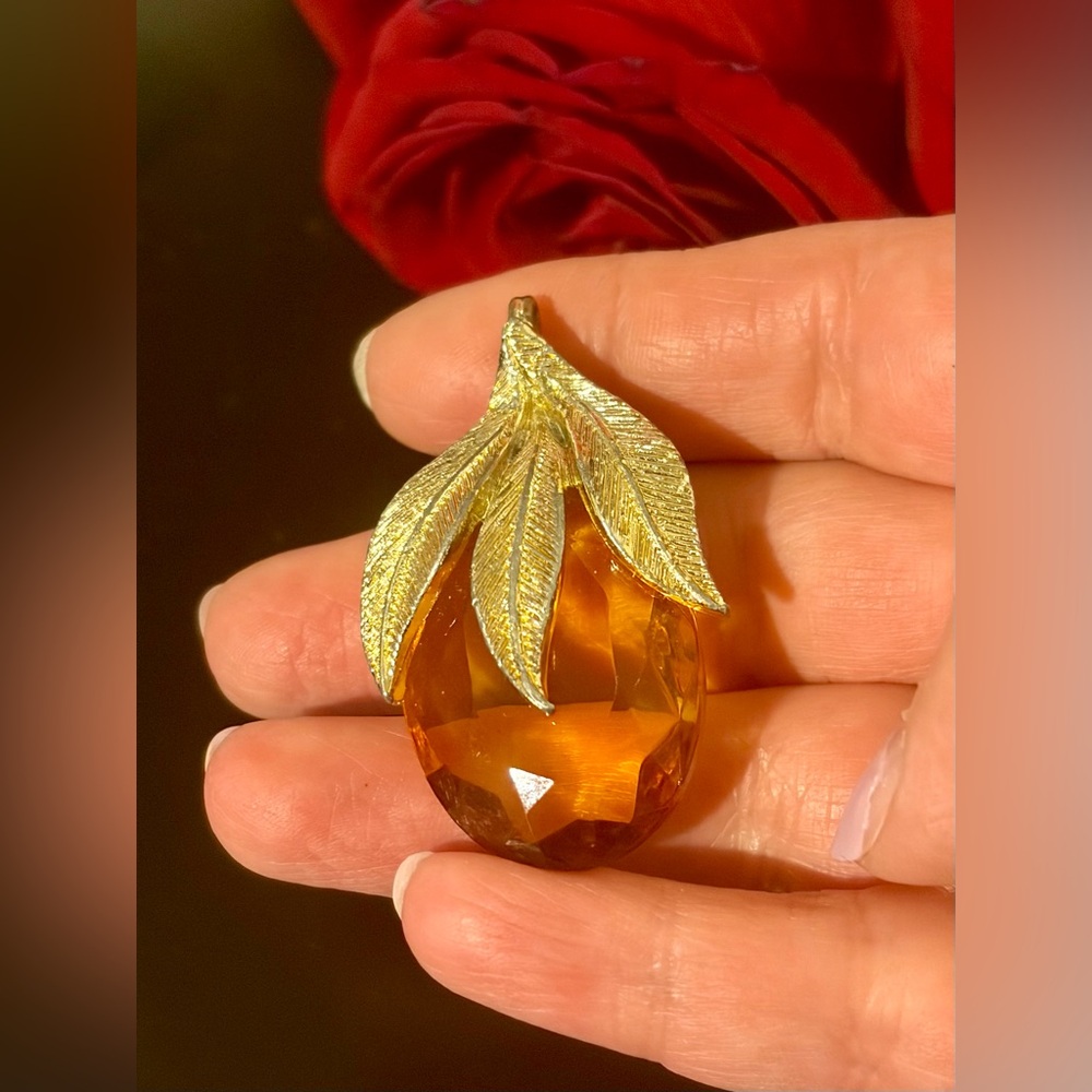 Vintage Gold Tone and Amber Leaf Pendant / Brooch - Picture 3 of 15